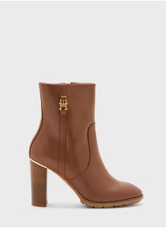 اشتري Feminine Hardware Ankle Boots في السعودية