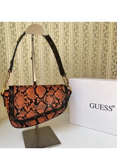 اشتري حقيبة كتف صغيرة من GUESS بطبعة مونوغرام 4G في السعودية