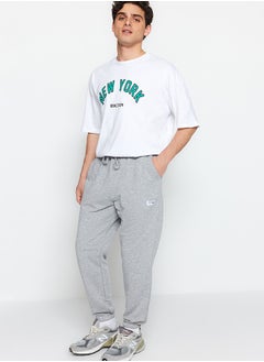 اشتري Gray Melange Regular Fit Label Appliqued Stitched Pockets Sweatpants TMNSS23EA00010 في مصر