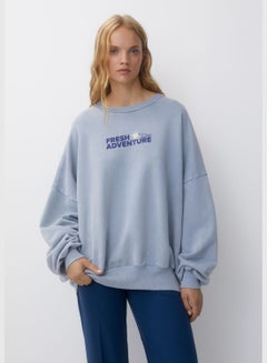 Buy Oversize sweatshirt with contrast slogan in Saudi Arabia