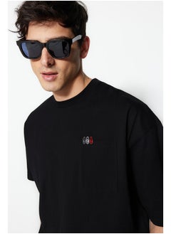 اشتري Black Men's Oversize/Wide Cut Pocket Paperclip Embroidered Short Sleeve T-Shirt في مصر