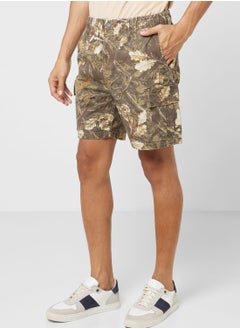 اشتري Camo Print Shorts في الامارات