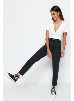 اشتري Black High Waist Slim Mom Jeans TWOSS23JE00094 في مصر