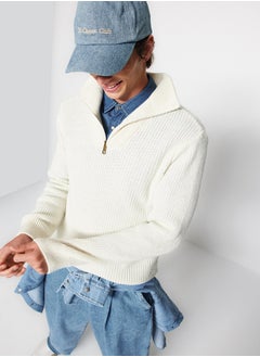 اشتري Ecru Regular Fit Zippered Turtleneck Knitwear Sweater TMNAW22KZ0347 في مصر