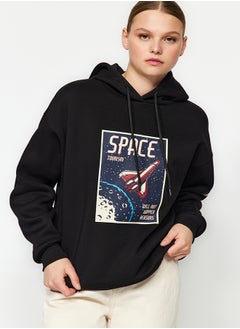 اشتري Black Thick Inside Fleece Space Printed Oversize/Wide Cut Knitted Sweatshirt TWOAW24SW00407 في مصر