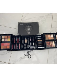 اشتري A Multi Colored Makeup Set That Is Easy To Use في السعودية