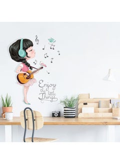 ملصق جداري مبتكر بتصميم فتاة تعزف على الجيتار مع نوتات موسيقية متعدد  الألوان 45 x 60سنتيمتر