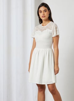 اشتري فستان سكيتر بأكمام قصيرة مزين بالدانتيل أبيض في الامارات