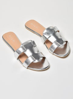 اشتري Shiny Cut-Out Detail Strap Flat Sandals فضي في السعودية