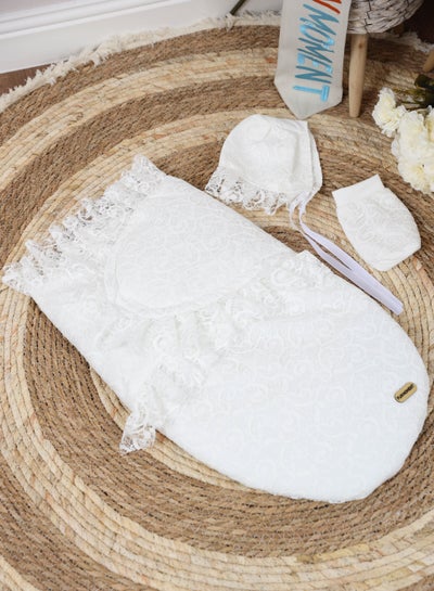Buy Newborn meds 3 pieces, dressed with luxurious lace from the inside of cotton in UAE
