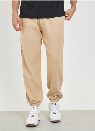 اشتري Fleece Badge Detail Relaxed Fit Jogger with Zip Pockets في السعودية