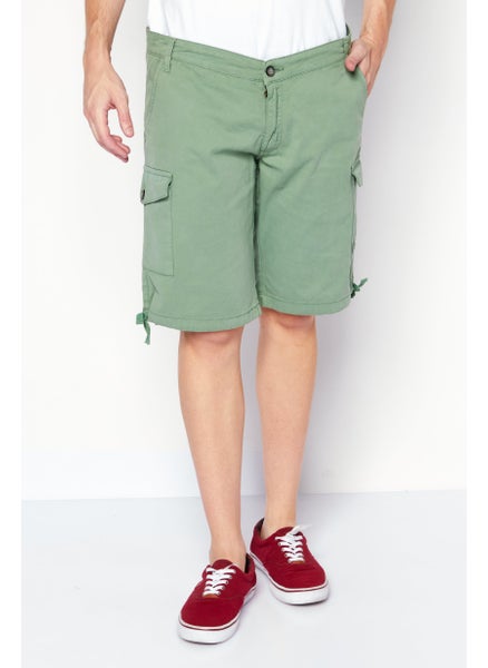 اشتري Men Solid Cargo Shorts, Green في السعودية