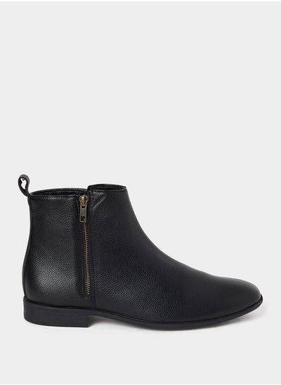 اشتري Narrow Round Toe Chelsea Boots in Textured Faux Leather في السعودية