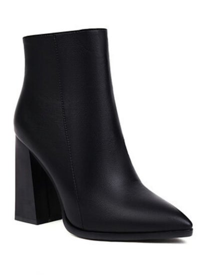 اشتري Solid Colored Pointy Boots For Women Black في السعودية