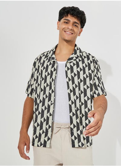 اشتري Geometric Print Resort Collar Relaxed Fit Shirt في السعودية