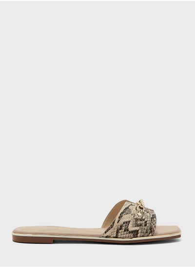 اشتري Jeannie Flat Sandals في الامارات