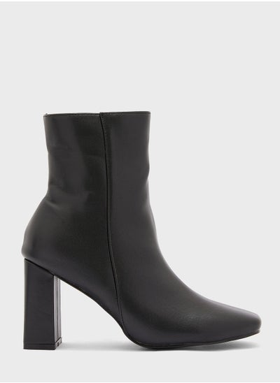 Buy Rounded Toe Block Heel Boot Black in UAE