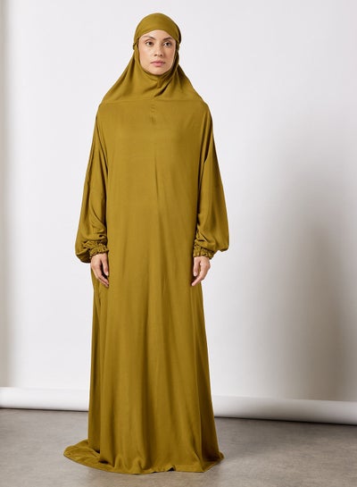 اشتري إسدال للصلاة بلون سادة مزود بحجاب متصل به في السعودية