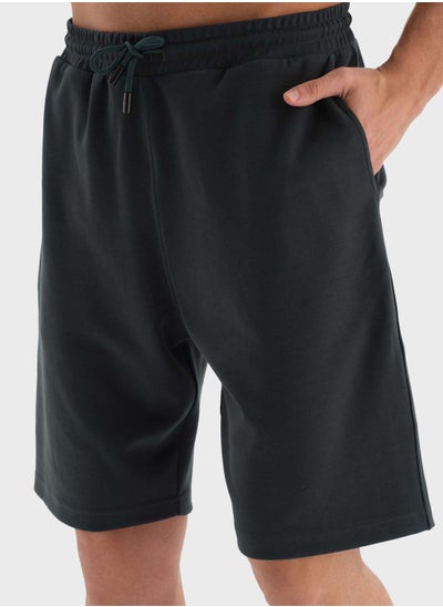 اشتري Essential Shorts في الامارات