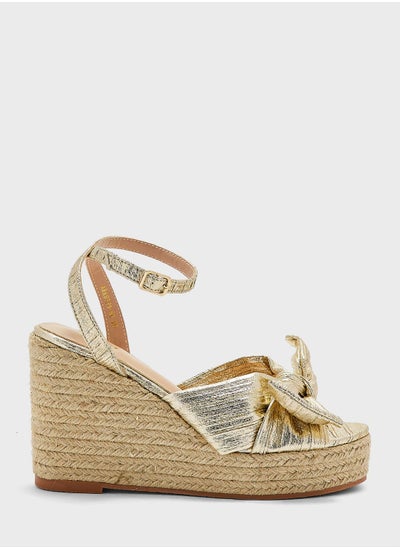 اشتري Gold Strappy Wedge Sandal في السعودية