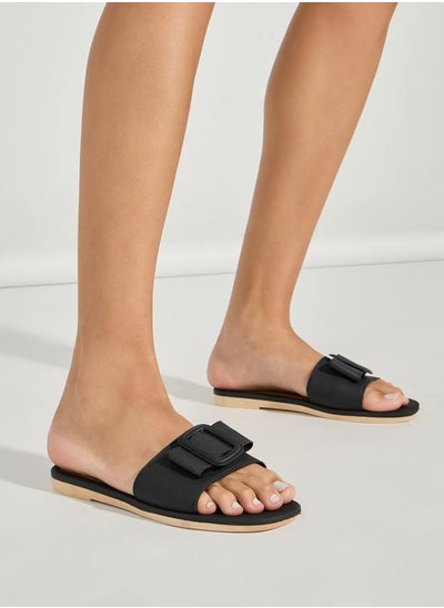 اشتري Buckle Strap Detail Flat Sandals في السعودية