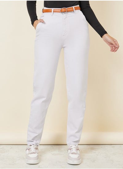 اشتري Solid Mom Fit Jeans with Belt في السعودية