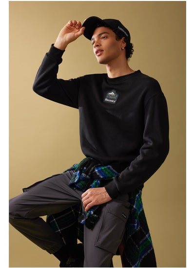 اشتري Man Relax Fit Crew Neck Long Sleeve Discovery Channel Sweatshirt في مصر