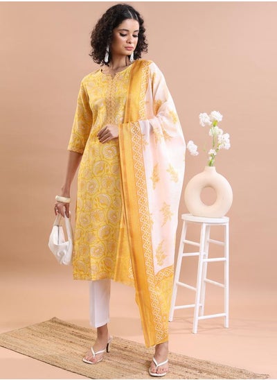 اشتري Floral Printed Regular Kurta with Trousers & Dupatta Set في السعودية