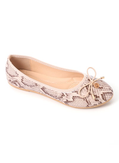 اشتري Beige Reptile Patterned Slip On Leather Flats في مصر