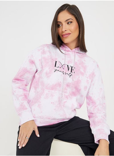 اشتري Regular Fit Tie & Dye Slogan Print Hoodie في السعودية