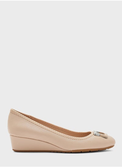 اشتري Low Heel Wedge Pumps في الامارات