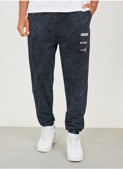 اشتري Acid Washed Pocket Print Panel Detail Oversized Jogger في السعودية