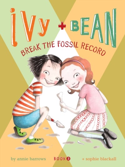 اشتري Ivy And Bean Break The Fossil Record غلاف ورقي عادي في الامارات