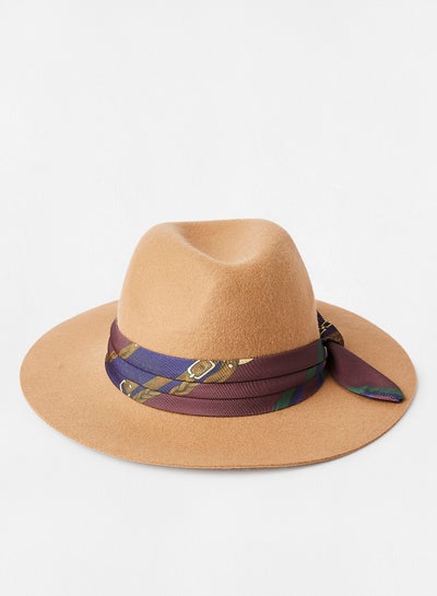 اشتري قبعة فيدورا بتفاصيل ربطة فيونكة بني في السعودية